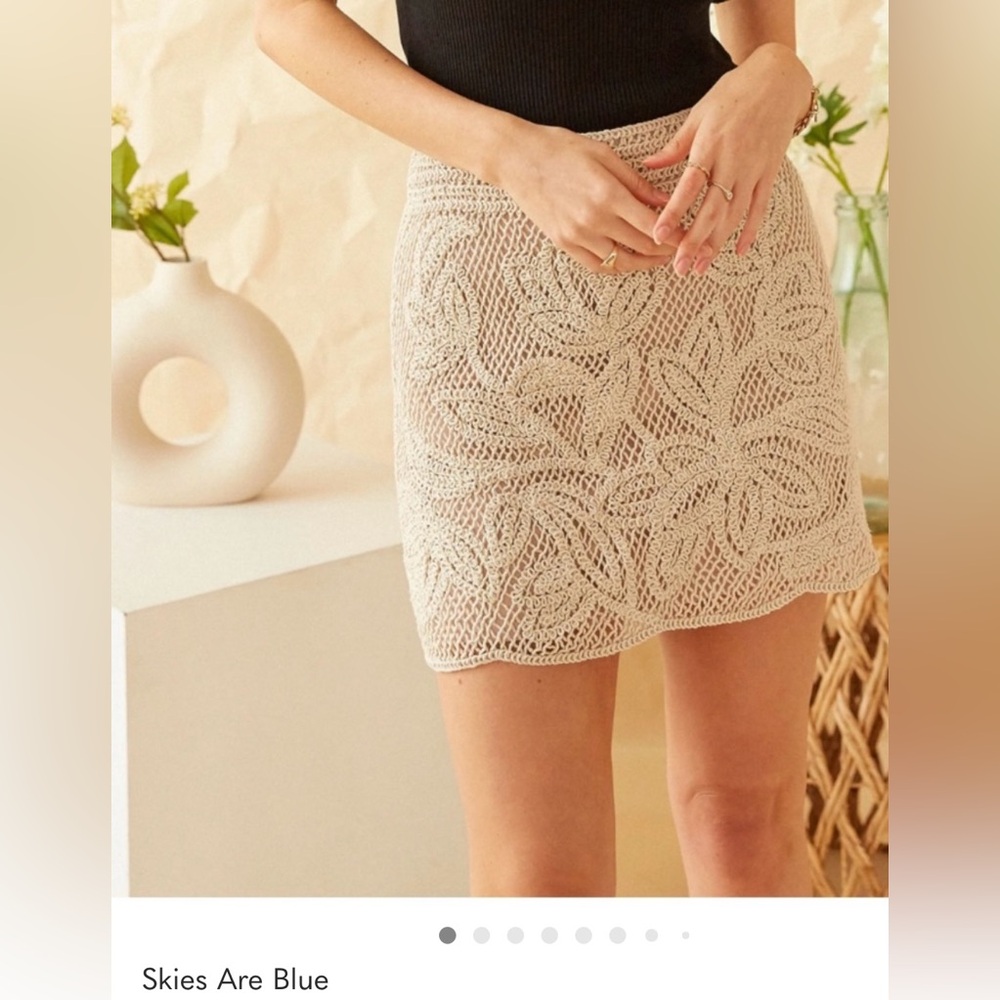 Skies Are Blue Oatmeal Crochet Floral Pattern  Mini Skirt Size M.Worn Once